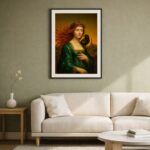 Peinture classique d'une sorcière rousse en robe verte avec un corbeau, encadrée au-dessus d'un canapé clair.