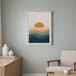 Affiche minimaliste montrant un coucher de soleil stylisé avec vagues bleues et orange, ambiance moderne et sereine.