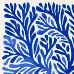 Des formes organiques bleues dans un style abstrait, évoquant des branches ou du corail, sur fond blanc.